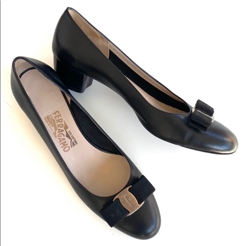 EUC Salvatore Ferragamo Leather Bow Heels